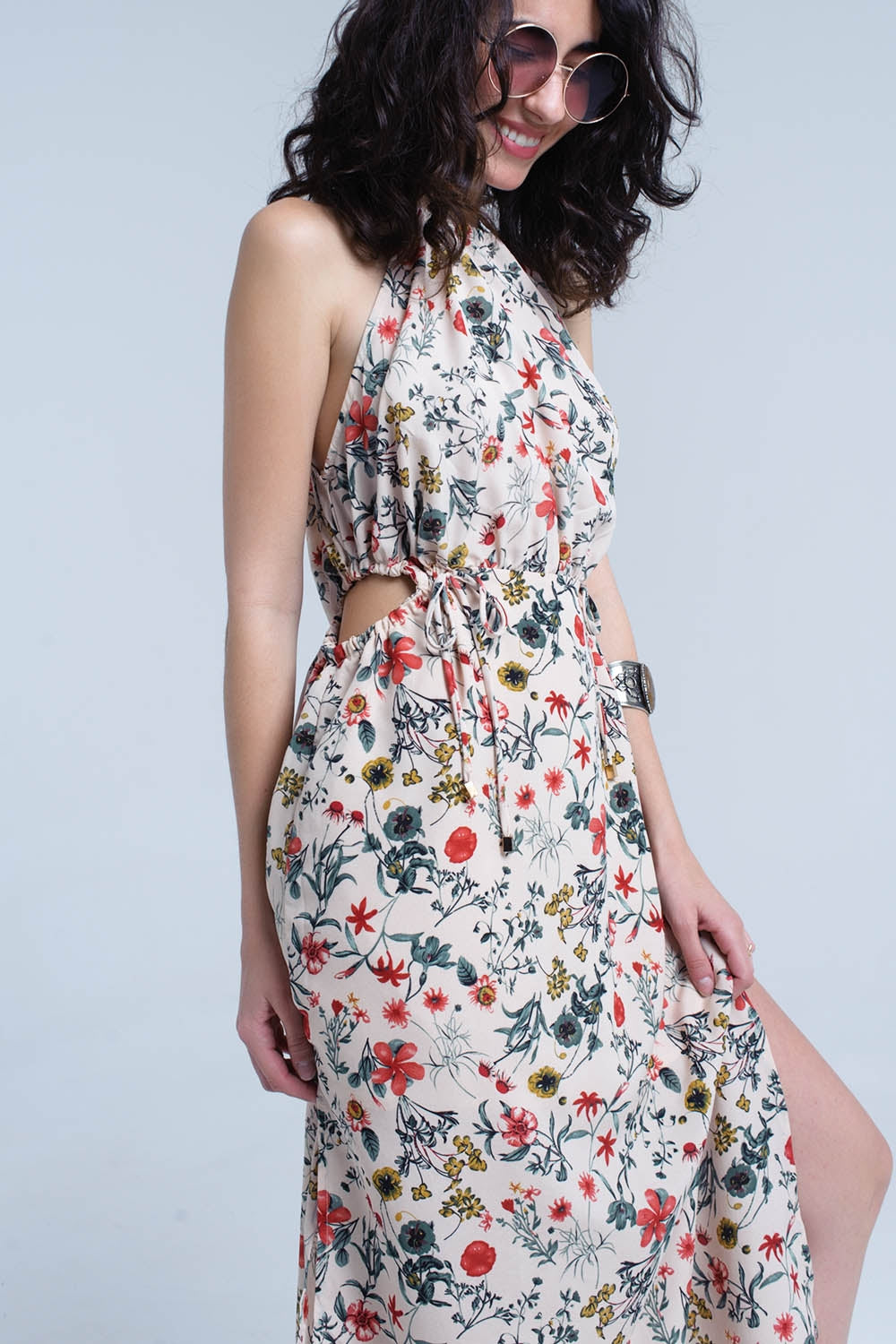Vestido midi floral bege com gola alta e aberturas