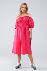 Q2 Vestido midi fuchsia com mangas curtas e alças