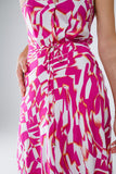 Vestido Midi Halter com cintura subida em estampado abstrato fuchsia e branco