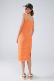 Vestido midi laranja com riscas e tiras de esparguete