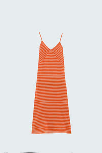 Vestido midi laranja com riscas e tiras de esparguete