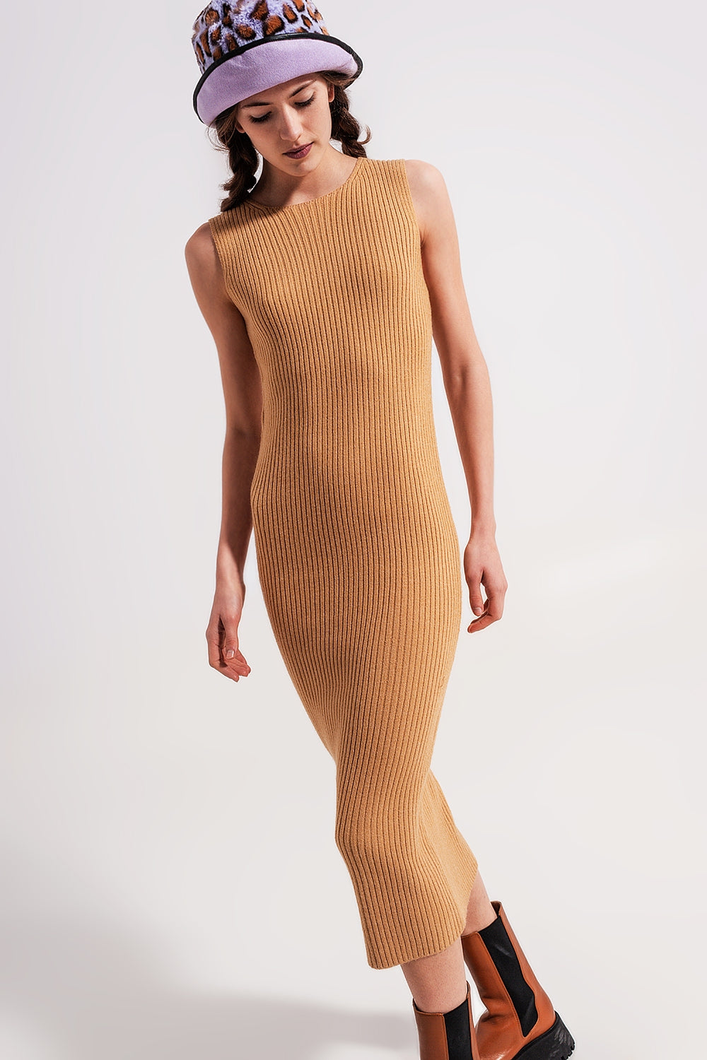 Vestido midi nervurado com decote redondo em bege