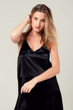 Vestido midi preto de cetim com detalhe nas costas