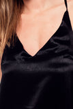 Vestido midi preto de cetim com detalhe nas costas