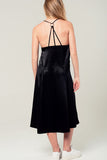 Vestido midi preto de cetim com detalhe nas costas