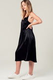 Q2 Vestido midi preto de cetim com detalhe nas costas