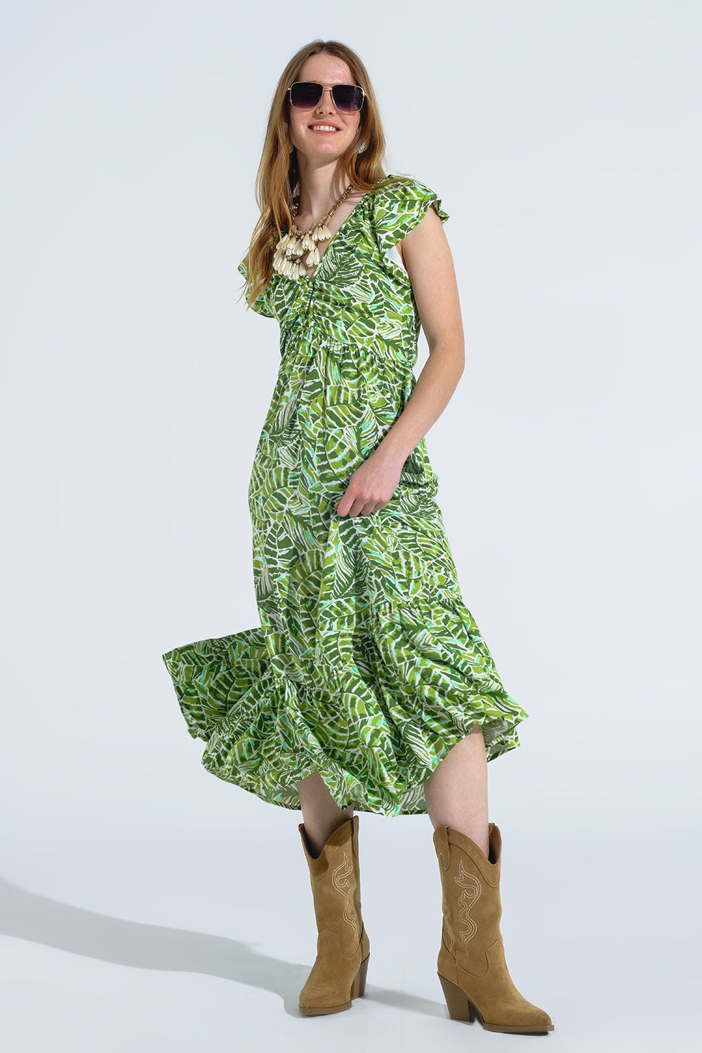 Vestido midi romântico com mangas curtas e folhos em estampado de folhas verdes