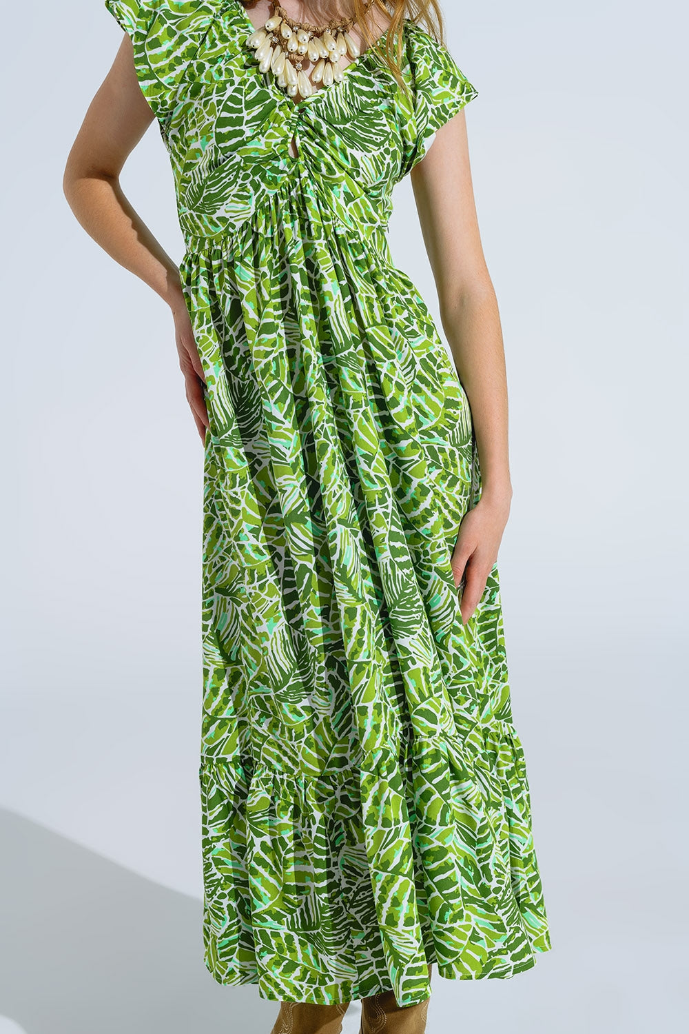 Vestido midi romântico com mangas curtas e folhos em estampado de folhas verdes