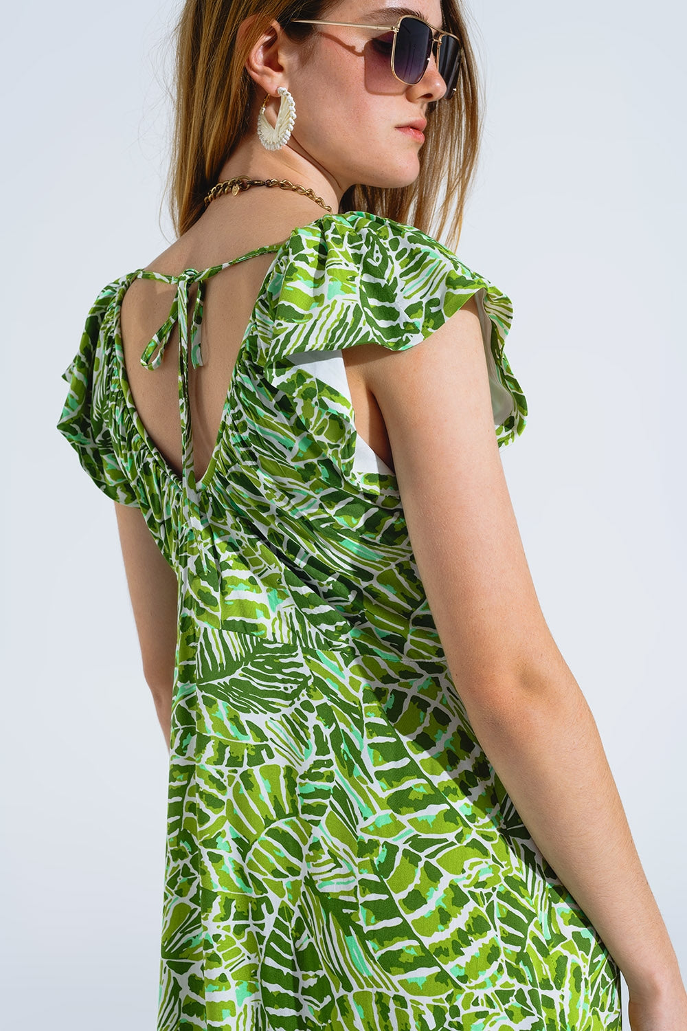 Vestido midi romântico com mangas curtas e folhos em estampado de folhas verdes