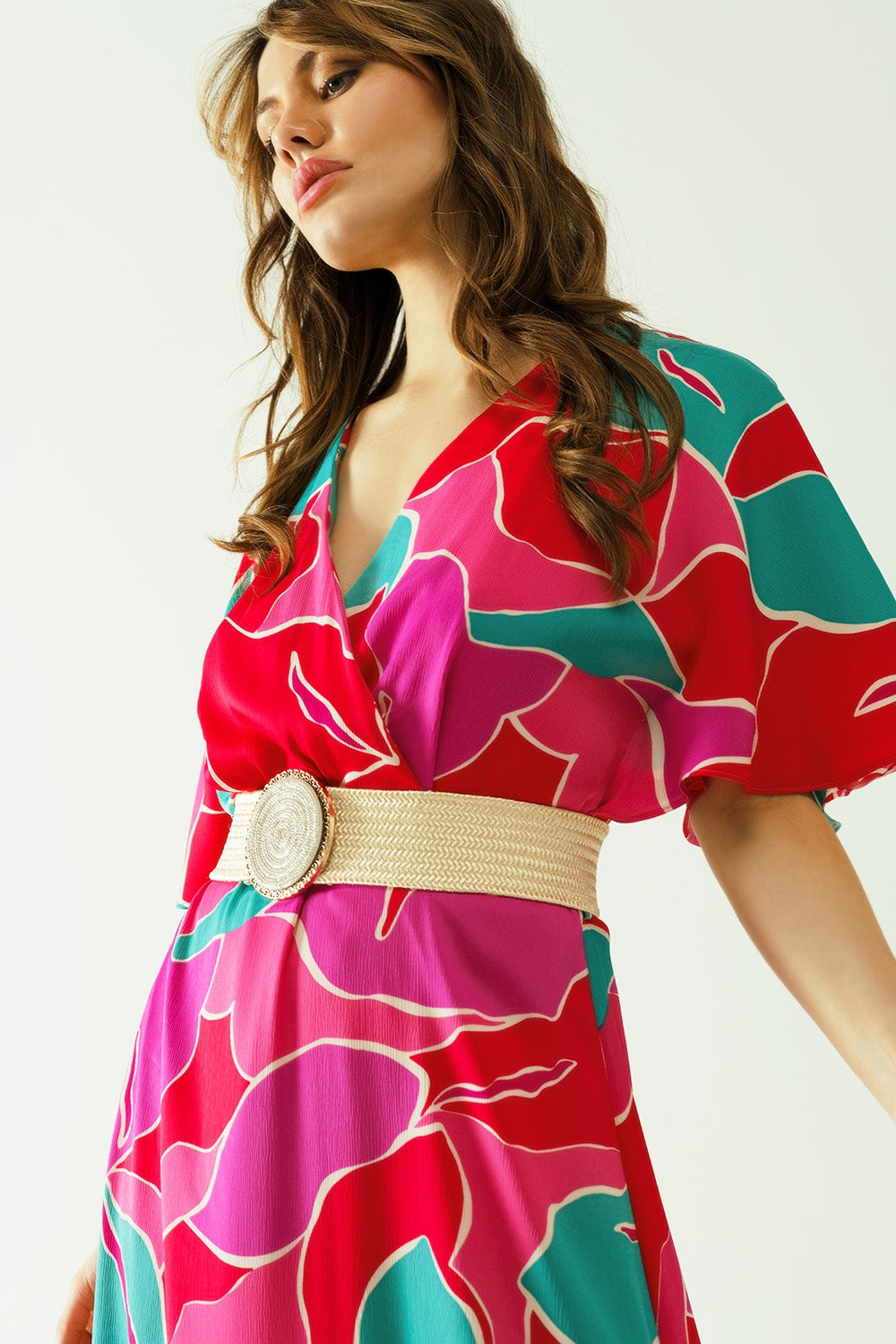 Vestido midi solto com mangas curtas e motivos florais