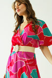 Vestido midi solto com mangas curtas e motivos florais