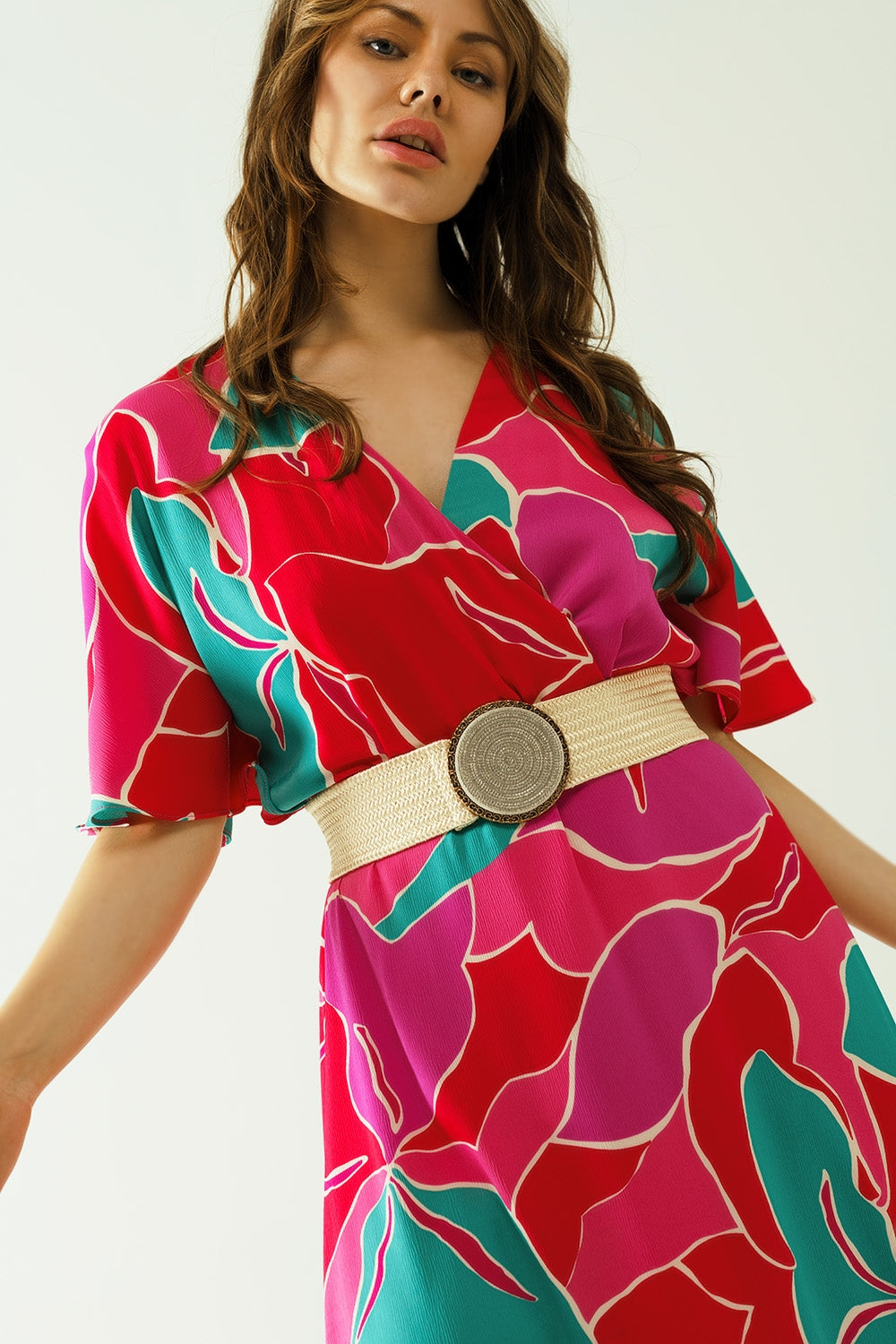 Vestido midi solto com mangas curtas e motivos florais