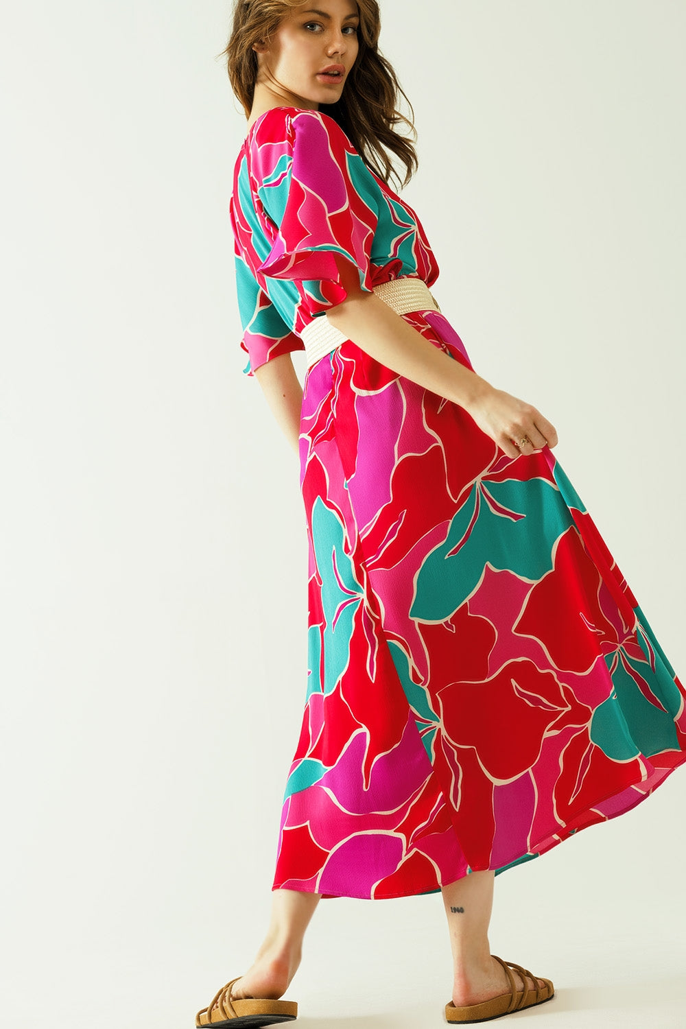 Vestido midi solto com mangas curtas e motivos florais