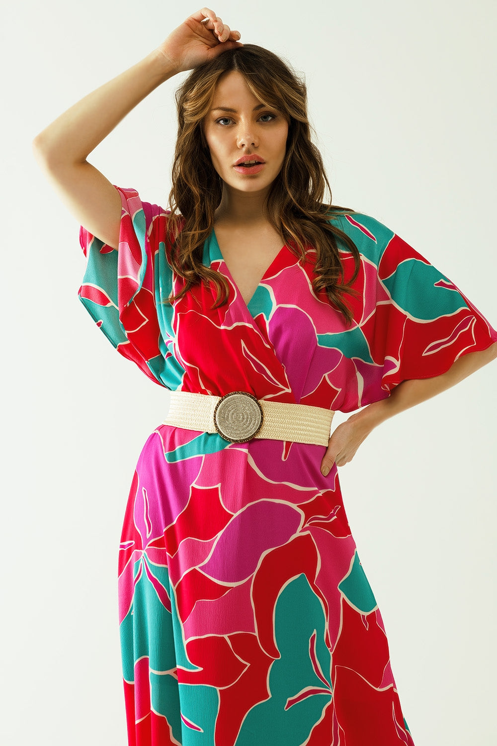 Vestido midi solto com mangas curtas e motivos florais