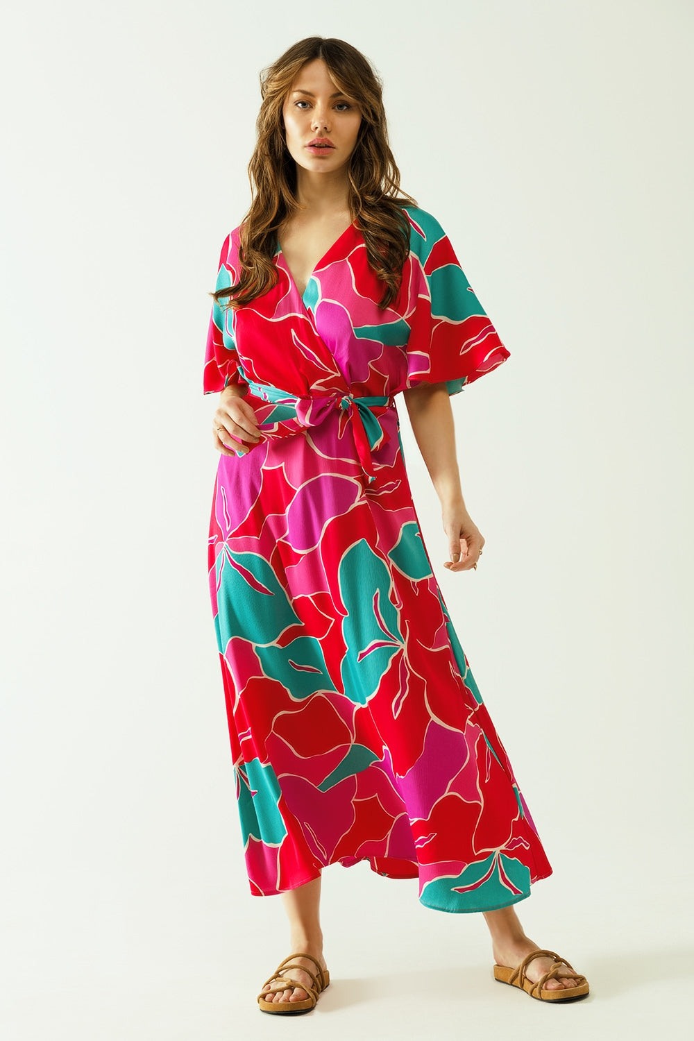 Vestido midi solto com mangas curtas e motivos florais