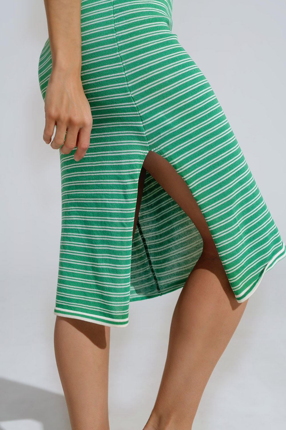 Vestido Midi verde com riscas e tiras de esparguete