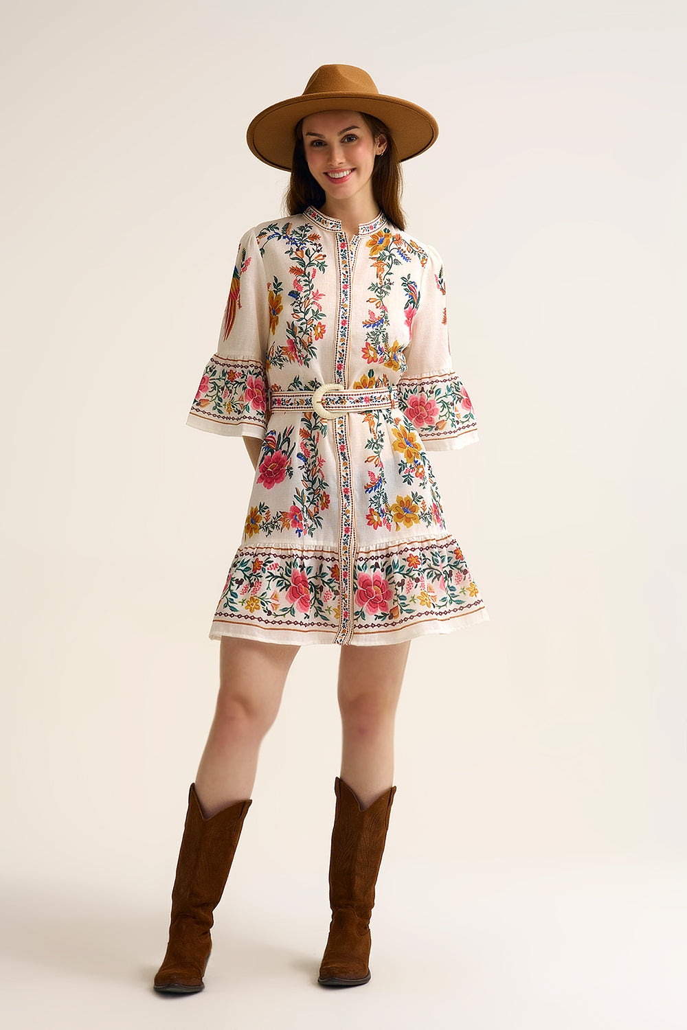 Q2 Vestido Mini Boho Floral Estampado em branco