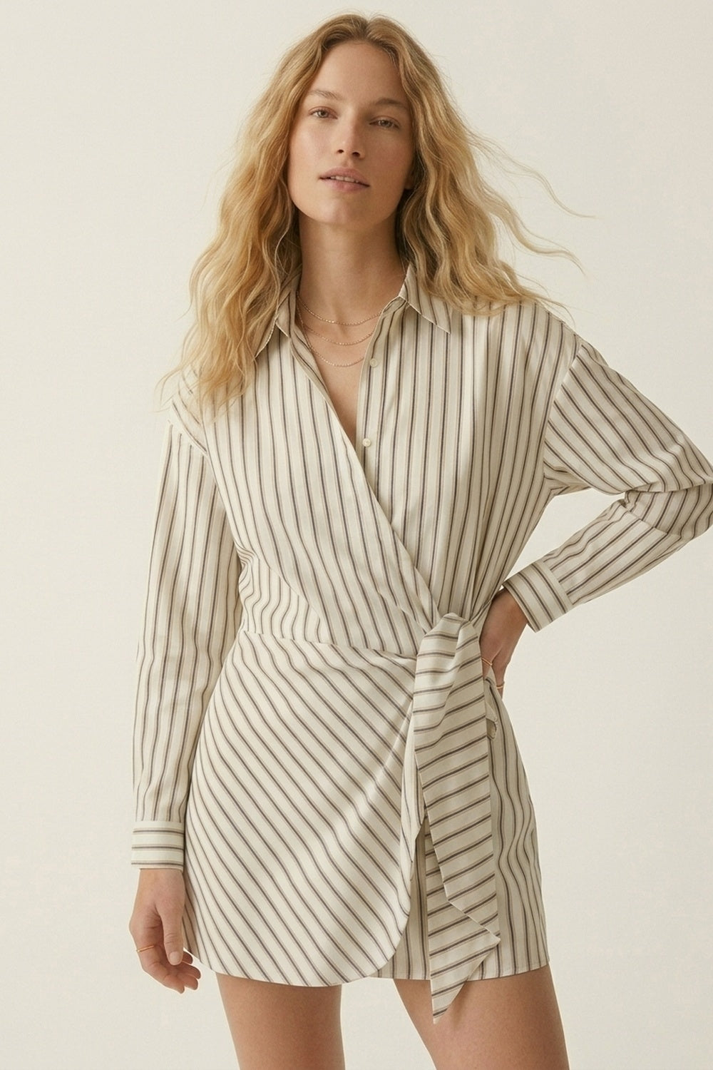 Vestido Mini Branco com Listras e Frente Transpassada de Manga Longa