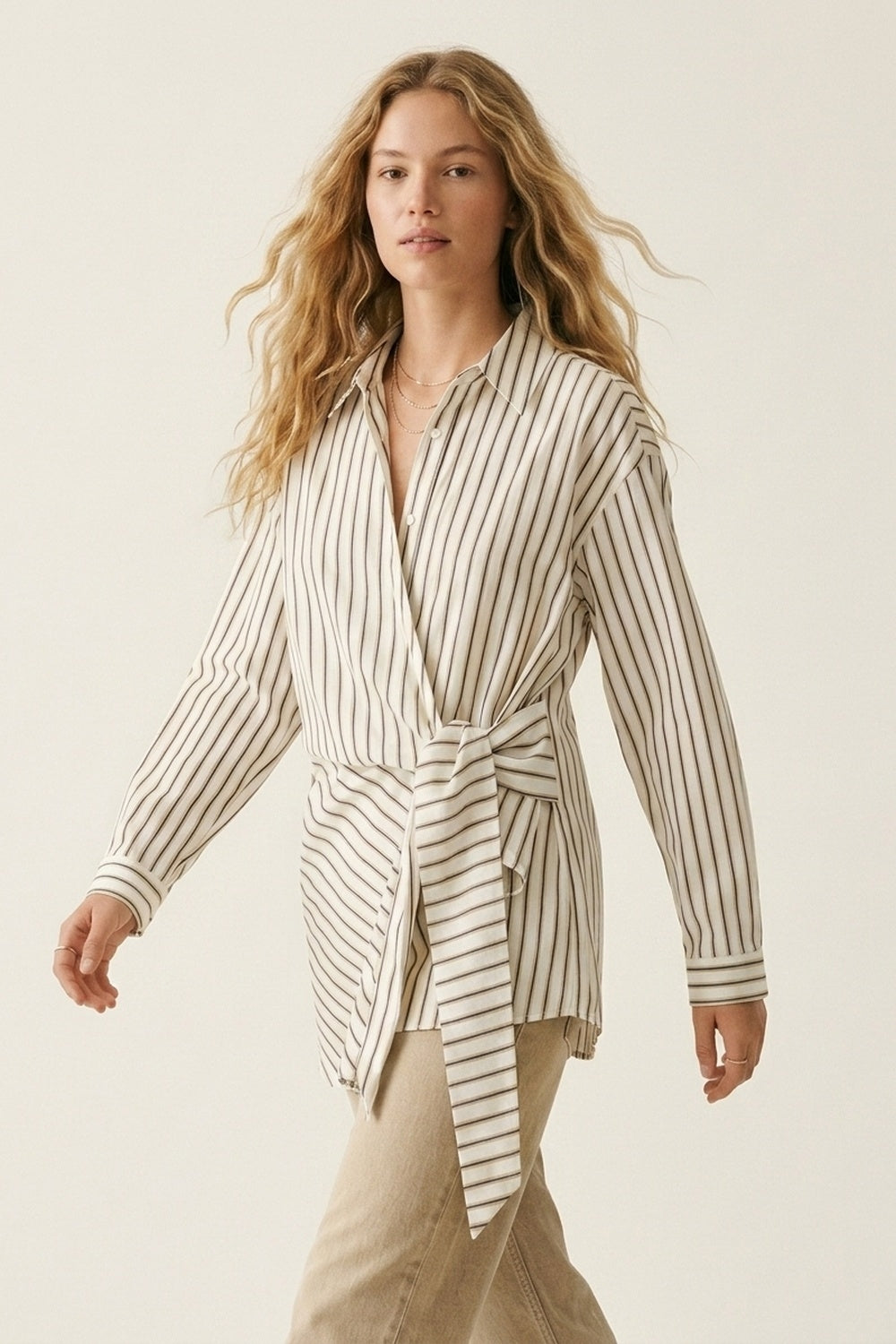 Vestido Mini Branco com Listras e Frente Transpassada de Manga Longa