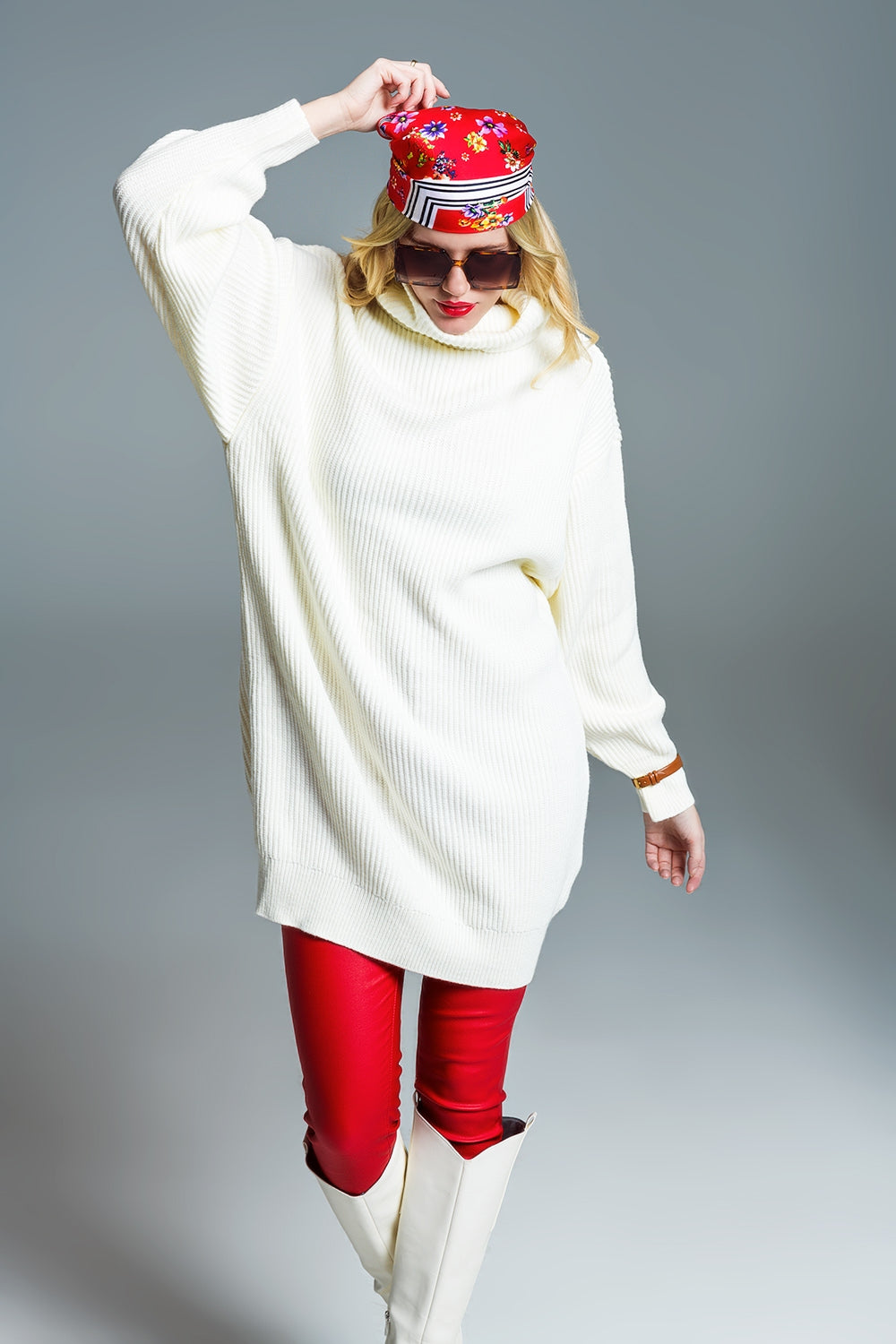 Q2 Vestido oversized de malha canelada com gola tartaruga em creme