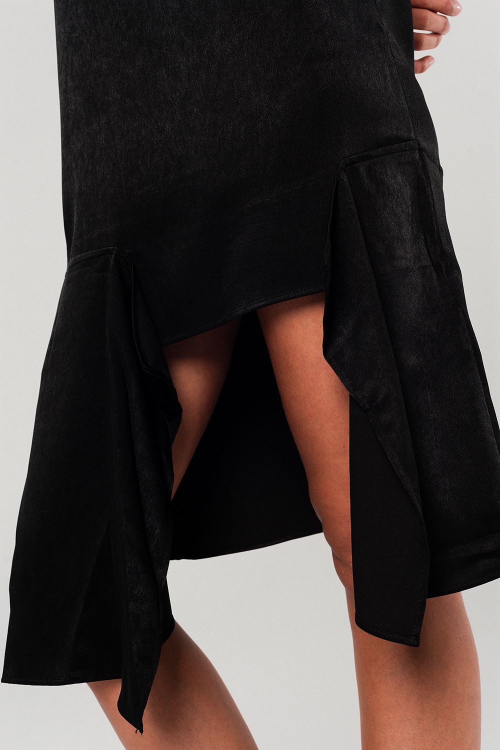 Vestido preto bainha assimétrica