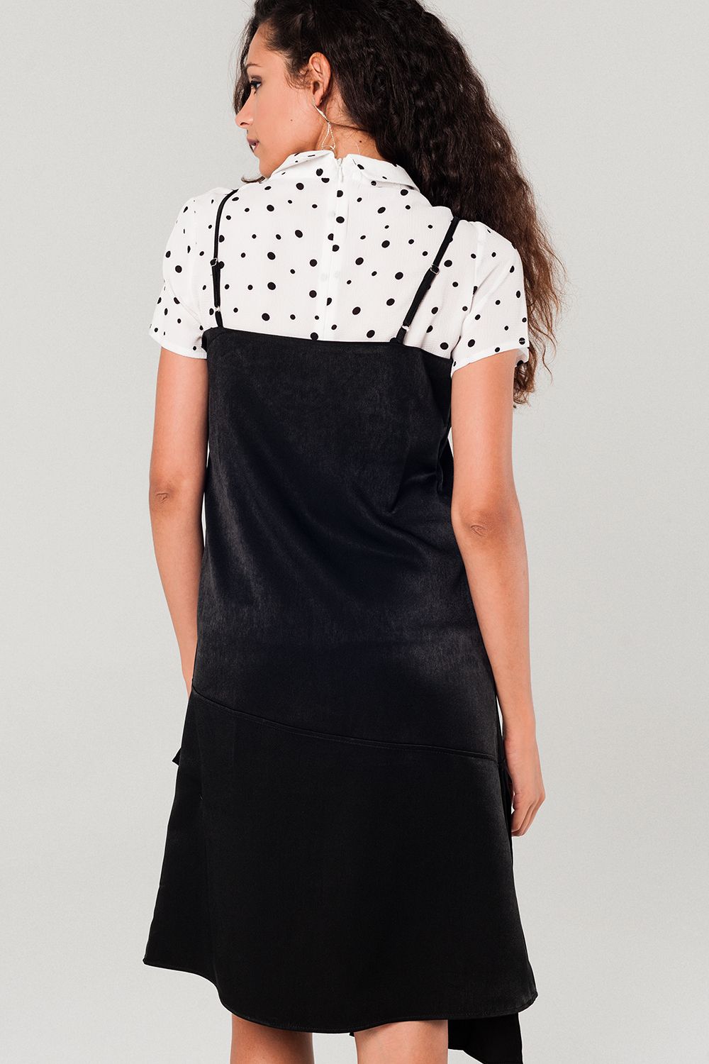 Vestido preto bainha assimétrica