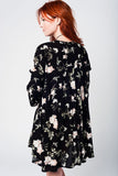 Vestido preto com o vôo e estampa floral