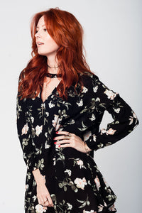 Q2 Vestido preto com o vôo e estampa floral