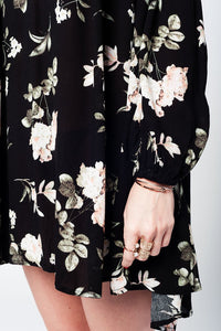 Vestido preto com o vôo e estampa floral