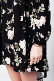 Vestido preto com o vôo e estampa floral