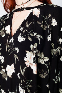 Vestido preto com o vôo e estampa floral
