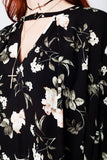 Vestido preto com o vôo e estampa floral