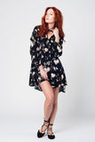Vestido preto com o vôo e estampa floral