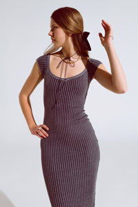 Q2 Vestido preto de corte curto com nervuras grossas e mangas curtas