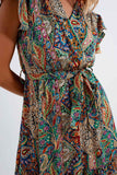 Vestido semi-longo com estampado de paisley e rufos na bainha em verde