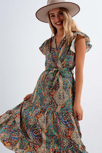 Vestido semi-longo com estampado de paisley e rufos na bainha em verde