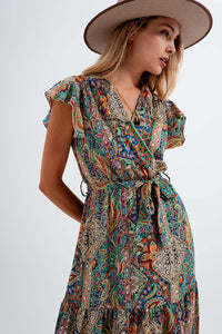 Vestido semi-longo com estampado de paisley e rufos na bainha em verde
