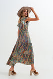 Vestido semi-longo com estampado de paisley e rufos na bainha em verde
