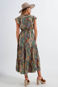Vestido semi-longo com estampado de paisley e rufos na bainha em verde