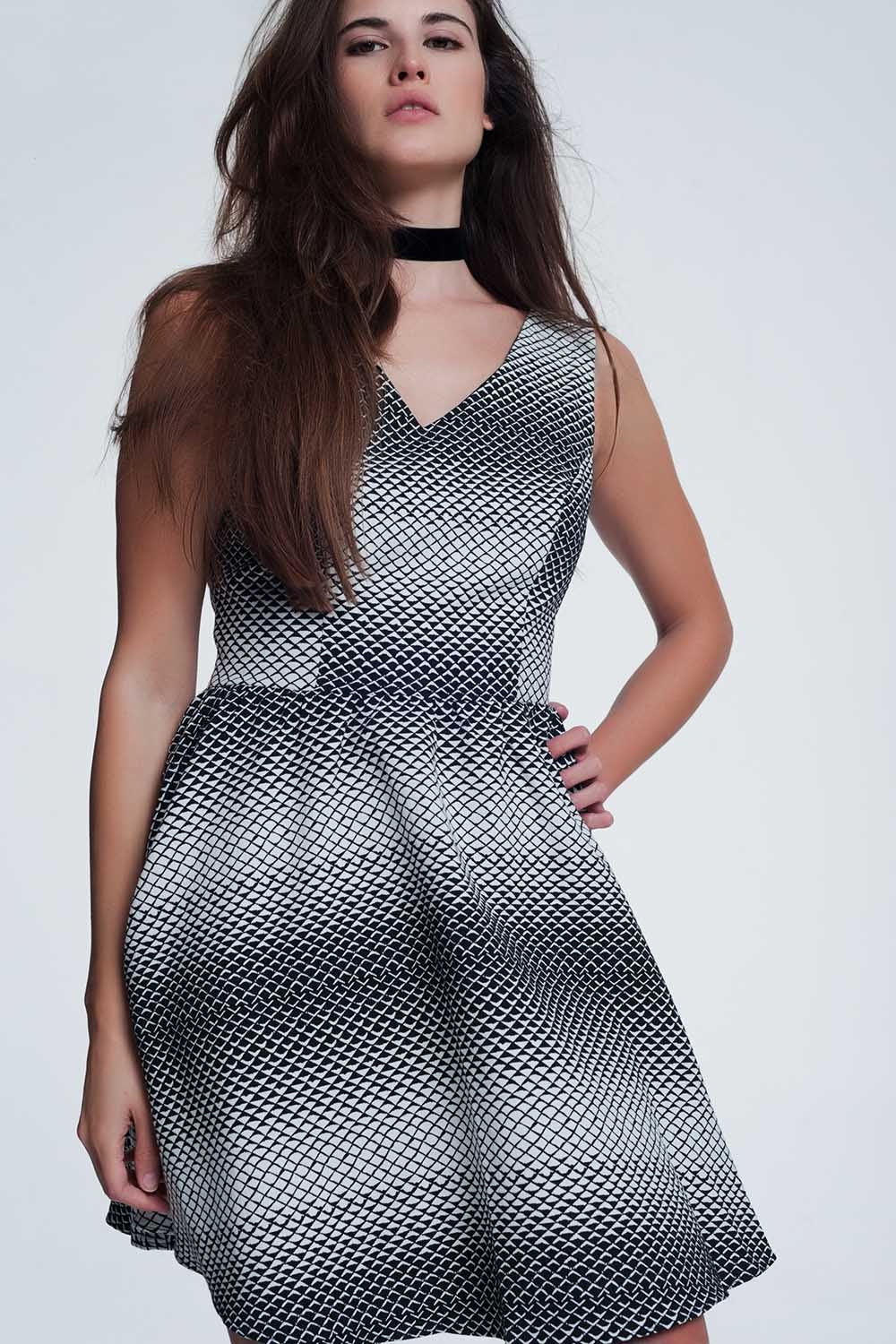 Q2 Vestido skater com alças pretas