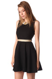 Vestido skater en tejido texturizado negro con detalle de cinturon