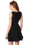 Vestido skater en tejido texturizado negro con detalle de cinturon