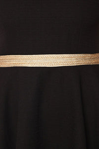 Vestido skater en tejido texturizado negro con detalle de cinturon