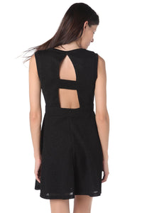 Q2 Vestido skater preto com decote nas costas 