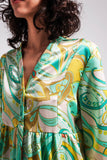 Vestido verde com corte largo e mangas de três quartos de comprimento