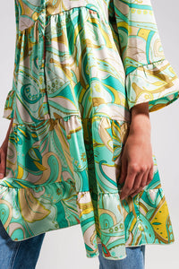 Vestido verde com corte largo e mangas de três quartos de comprimento