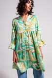 Vestido verde com corte largo e mangas de três quartos de comprimento