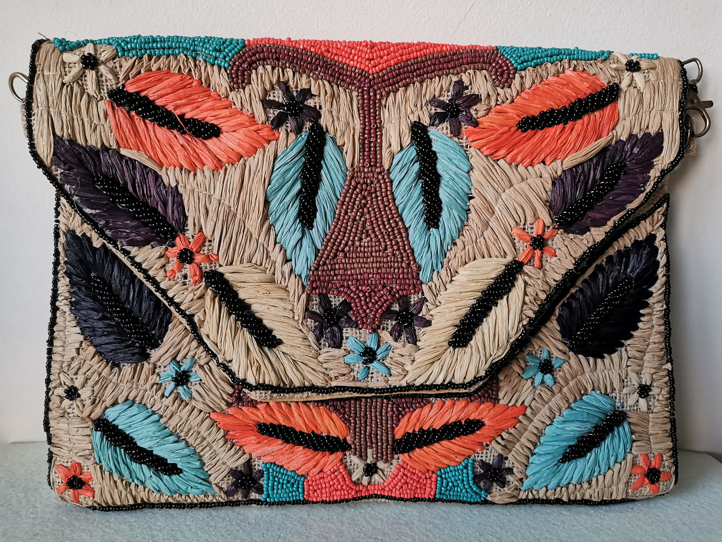 Mala em ráfia com missangas