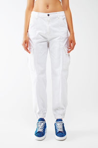 Q2 calças cargo branca com elástico na cintura e bainha