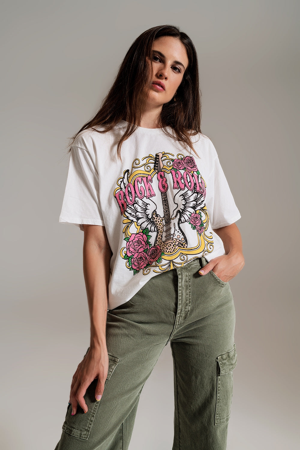 Q2 Camiseta branca com estampa vintage de Rock and Roll
